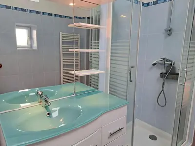 Salle de bains dans l'établissement Stone House in Cléder near Sandy Beach