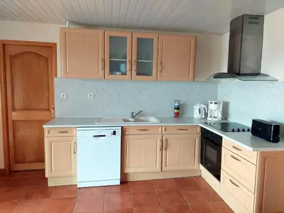 Cuisine ou kitchenette dans l'établissement Stone House in Cléder near Sandy Beach