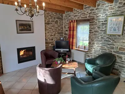 Télévision ou salle de divertissement dans l'établissement Stone House near Penze River and Morlaix Bay