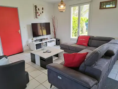 Télévision ou salle de divertissement dans l'établissement Holiday Home in Santec near Dossen Beach