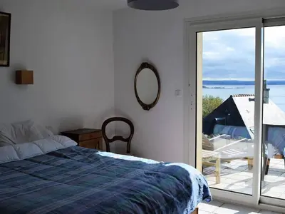 Un ou plusieurs lits dans un hébergement de l'établissement Grande maison à Trébeurden avec WIFI, vue mer, jardin et BBQ, 900m de la plage, 9 pers - FR-1-368-147