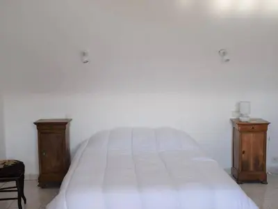 Un ou plusieurs lits dans un hébergement de l'établissement Grande maison à Trébeurden avec WIFI, vue mer, jardin et BBQ, 900m de la plage, 9 pers - FR-1-368-147