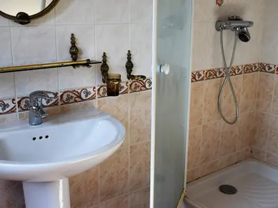 Salle de bains dans l'établissement Grande maison à Trébeurden avec WIFI, vue mer, jardin et BBQ, 900m de la plage, 9 pers - FR-1-368-147