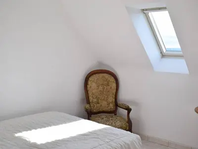 Un ou plusieurs lits dans un hébergement de l'établissement Grande maison à Trébeurden avec WIFI, vue mer, jardin et BBQ, 900m de la plage, 9 pers - FR-1-368-147