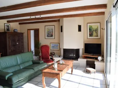 Coin salon dans l'établissement Grande maison à Trébeurden avec WIFI, vue mer, jardin et BBQ, 900m de la plage, 9 pers - FR-1-368-147