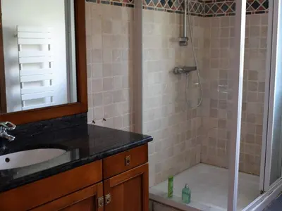 Salle de bains dans l'établissement Grande maison à Trébeurden avec WIFI, vue mer, jardin et BBQ, 900m de la plage, 9 pers - FR-1-368-147