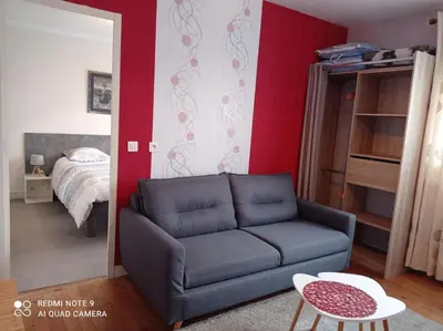 Coin salon dans l'établissement Hôtel Le Poulmic