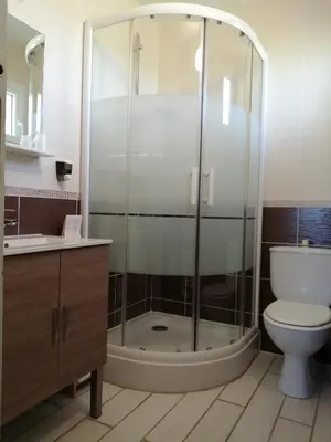 Salle de bains dans l'établissement Hôtel Le Poulmic