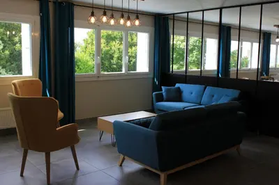 Coin salon dans l'établissement Hôtel Le Poulmic