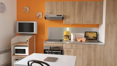 Cuisine ou kitchenette dans l'établissement Tiguil