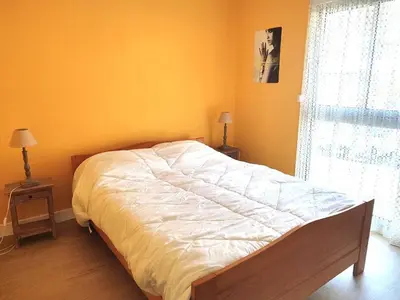 Un ou plusieurs lits dans un hébergement de l'établissement Appartement avec 2 chambres, balcon et superbe vue mer à quelques pas de la plage de Tresmeur - FR-1-368-148