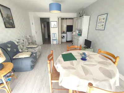 Cuisine ou kitchenette dans l'établissement Appartement avec 2 chambres, balcon et superbe vue mer à quelques pas de la plage de Tresmeur - FR-1-368-148