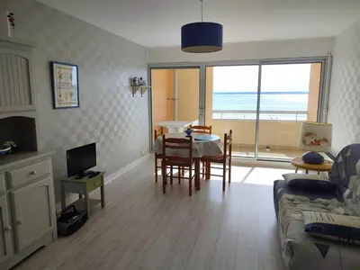 Télévision ou salle de divertissement dans l'établissement Appartement avec 2 chambres, balcon et superbe vue mer à quelques pas de la plage de Tresmeur - FR-1-368-148