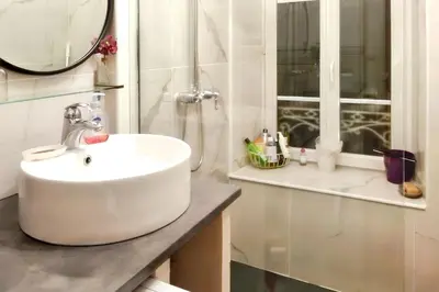 Salle de bains dans l'établissement Maison de charme à Primelin avec jardin et parking privé