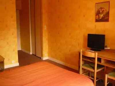 Télévision ou salle de divertissement dans l'établissement Les Voyageurs