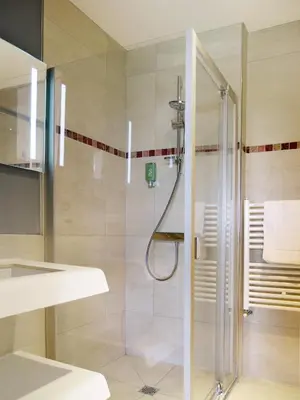 Salle de bains dans l'établissement Logis Le Château de Sable