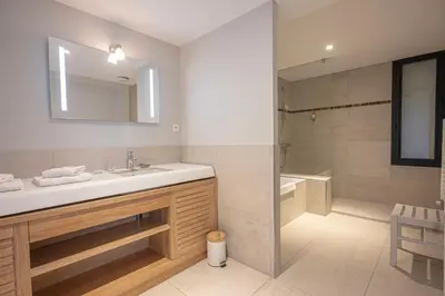 Salle de bains dans l'établissement Logis Le Château de Sable