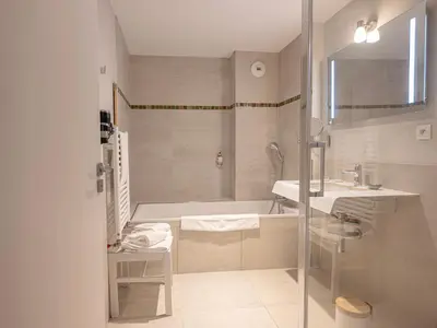 Salle de bains dans l'établissement Logis Le Château de Sable