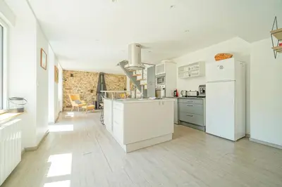 Cuisine ou kitchenette dans l'établissement Ker Moumousse, Maison de famille, Côte de Granit Rose, 5 min plage