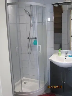 Salle de bains dans l'établissement Les gites PENTY de KERROYAL