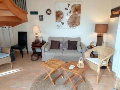 Coin salon dans l'établissement Cottage in Plouneour-Trez with Sea View