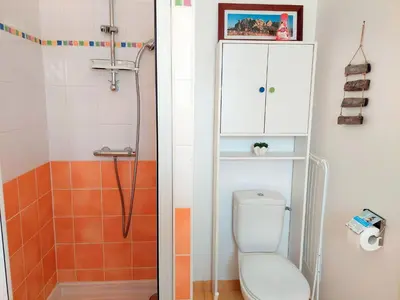 Salle de bains dans l'établissement Cottage in Plouneour-Trez with Sea View