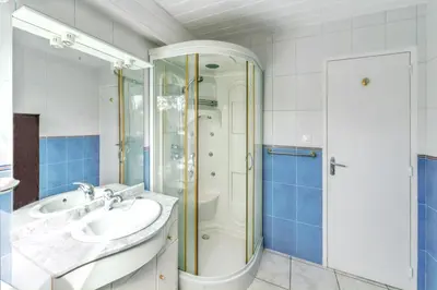 Salle de bains dans l'établissement Appartement charmant avec vue sur la mer - Saint-Pol-de-Léon, 60m²