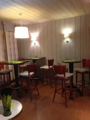 Coin salon dans l'établissement Hôtel La Tour D'Auvergne