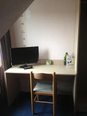 Télévision ou salle de divertissement dans l'établissement Hôtel La Tour D'Auvergne