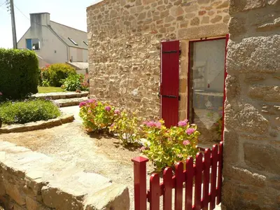 Jardin de l'établissement Stone House in Lilia near Ile Vierge Lighthouse