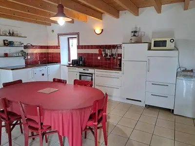Cuisine ou kitchenette dans l'établissement Stone House in Lilia near Ile Vierge Lighthouse