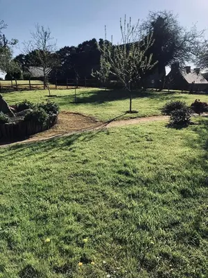 Jardin de l'établissement Les cabanes de Kerellou