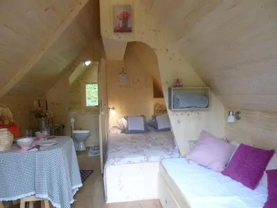 Télévision ou salle de divertissement dans l'établissement Les cabanes de Kerellou