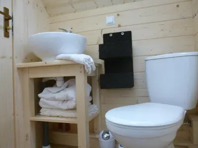 Salle de bains dans l'établissement Les cabanes de Kerellou