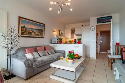Coin salon dans l'établissement Appartement à Bénodet 3 étoiles avec vue sur mer
