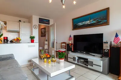 Télévision ou salle de divertissement dans l'établissement Appartement à Bénodet 3 étoiles avec vue sur mer