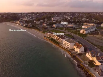 Vue générale sur la mer ou vue sur la mer prise depuis l'appartement