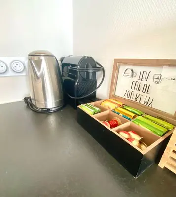 Cuisine ou kitchenette dans l'établissement - L'IROIZH - CONCARNEAU - VUE MER PANORAMIQUE - STUDIO STANDING PLAGE DES SABLES BLANCS - PARKING - DRAPS & SERVIETTES INCLUS - NEAR THALASSOTHERAPY - Wifi -