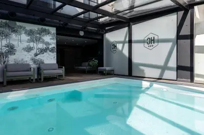 Piscine de l'établissement Le Cornouaille Hotel & Spa ou située à proximité