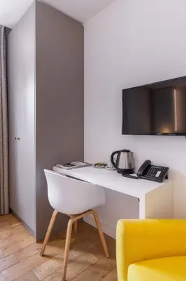 Télévision ou salle de divertissement dans l'établissement Le Cornouaille Hotel & Spa