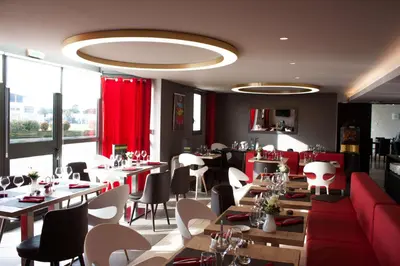 Coin salon dans l'établissement Brit Hotel Quimper Nord