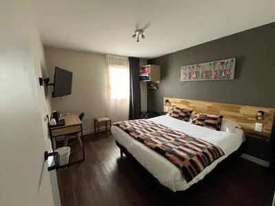 Un ou plusieurs lits dans un hébergement de l'établissement Brit Hotel Quimper Nord