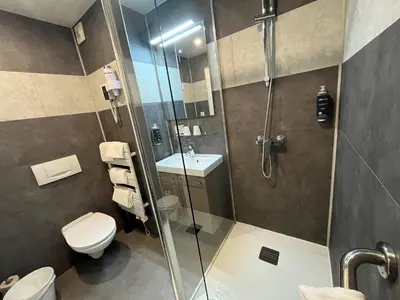 Salle de bains dans l'établissement Brit Hotel Quimper Nord