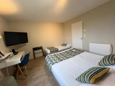 Un ou plusieurs lits dans un hébergement de l'établissement Brit Hotel Quimper Nord