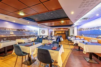 Restaurant ou autre lieu de restauration dans l'établissement Logis Hotel Center