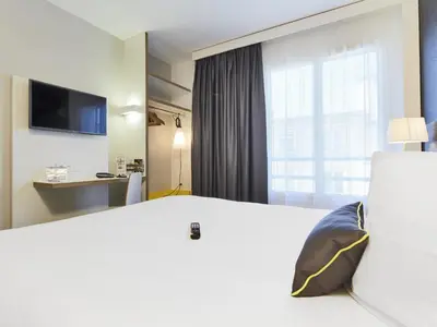 Télévision ou salle de divertissement dans l'établissement Kyriad Hotel Brest