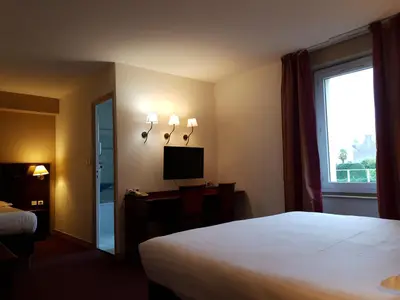 Un ou plusieurs lits dans un hébergement de l'établissement Grand Hôtel Abbatiale Bénodet, Originals Relais