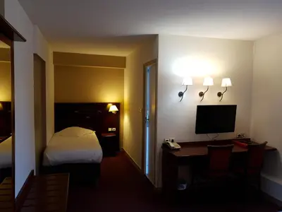 Télévision ou salle de divertissement dans l'établissement Grand Hôtel Abbatiale Bénodet, Originals Relais