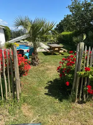 Jardin de l'établissement Gite de kernaet avec piscine