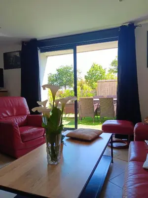 Coin salon dans l'établissement Gite de kernaet avec piscine